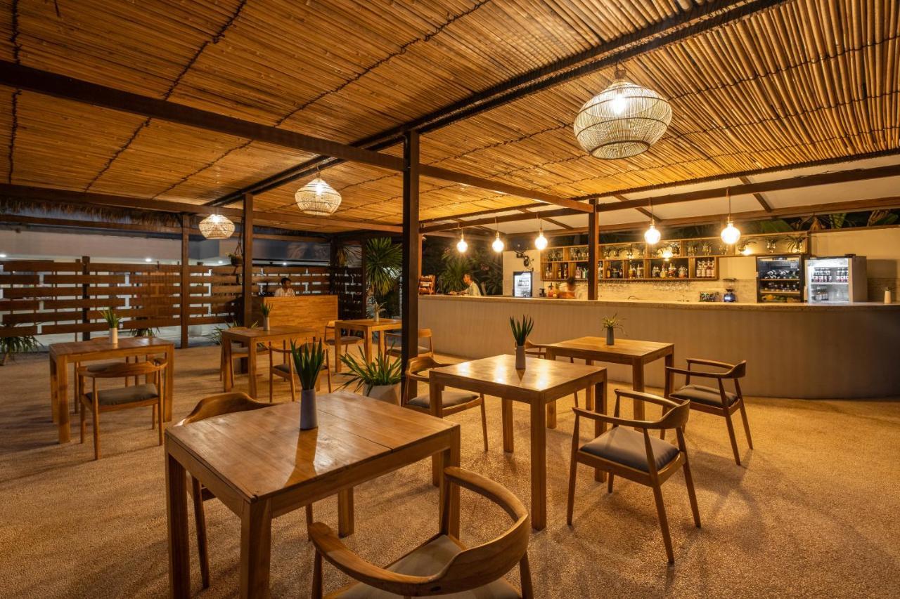 Gili Teak Beach Front Resort ギリ・トラワンガン エクステリア 写真