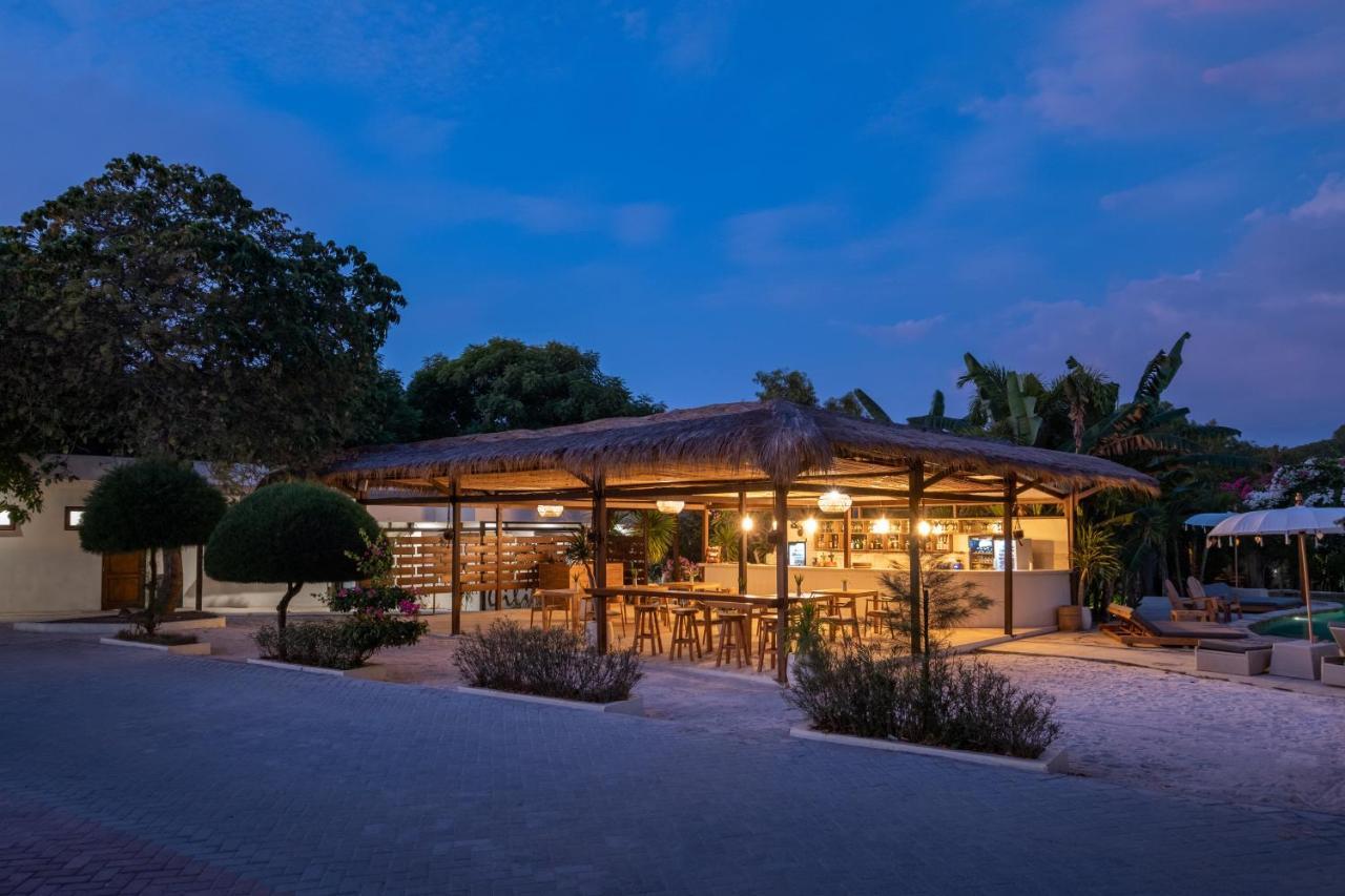 Gili Teak Beach Front Resort ギリ・トラワンガン エクステリア 写真