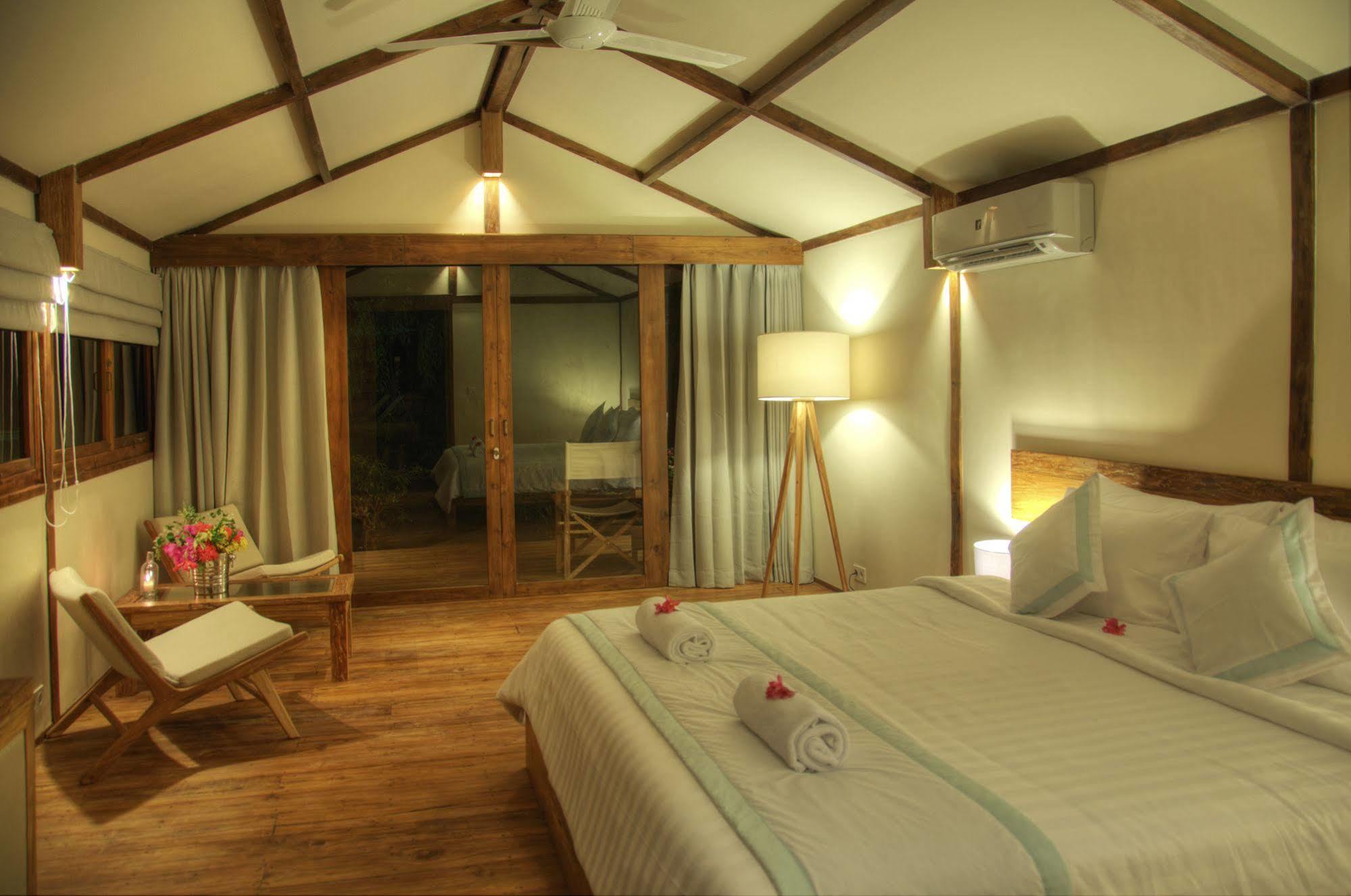 Gili Teak Beach Front Resort ギリ・トラワンガン エクステリア 写真