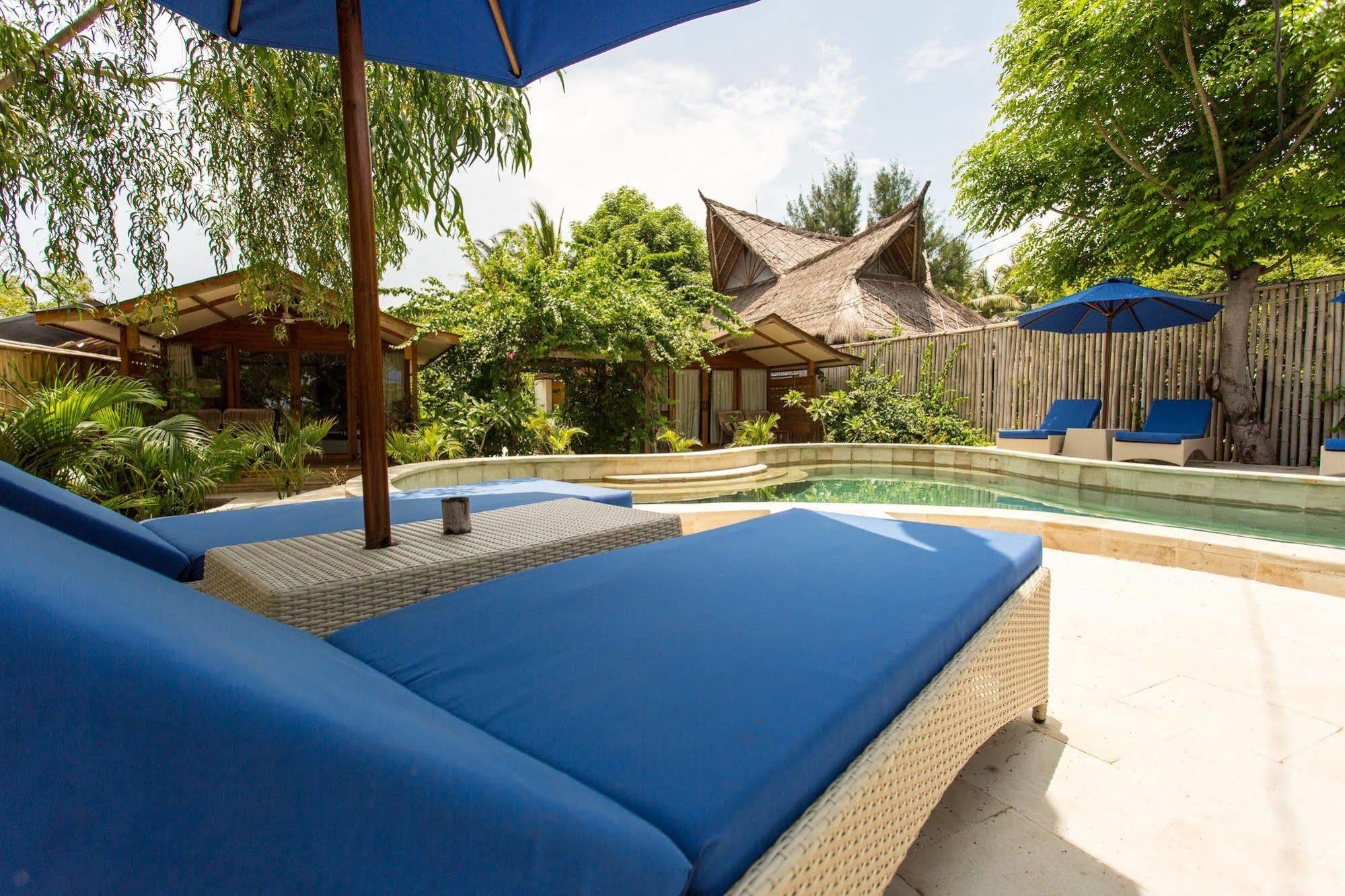 Gili Teak Beach Front Resort ギリ・トラワンガン エクステリア 写真