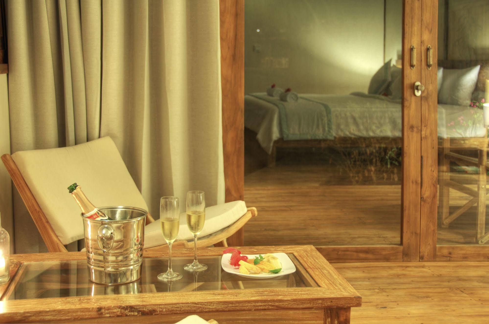 Gili Teak Beach Front Resort ギリ・トラワンガン エクステリア 写真