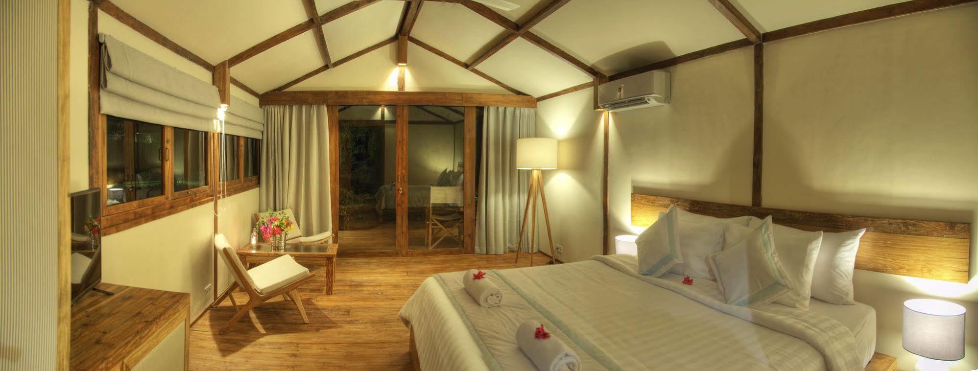Gili Teak Beach Front Resort ギリ・トラワンガン エクステリア 写真