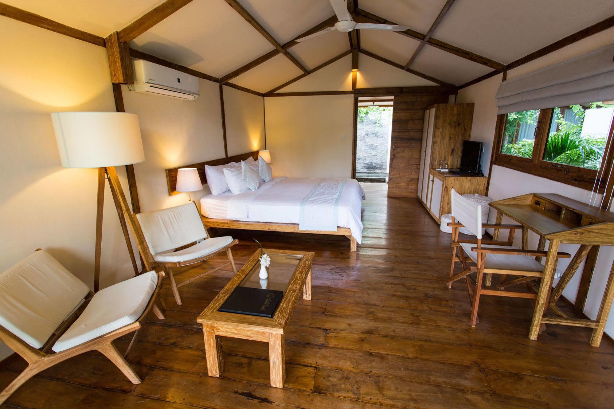 Gili Teak Beach Front Resort ギリ・トラワンガン エクステリア 写真
